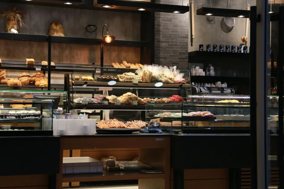 Khay bánh mới ra lò tại Lò Bánh Mì Bích Ngọc
